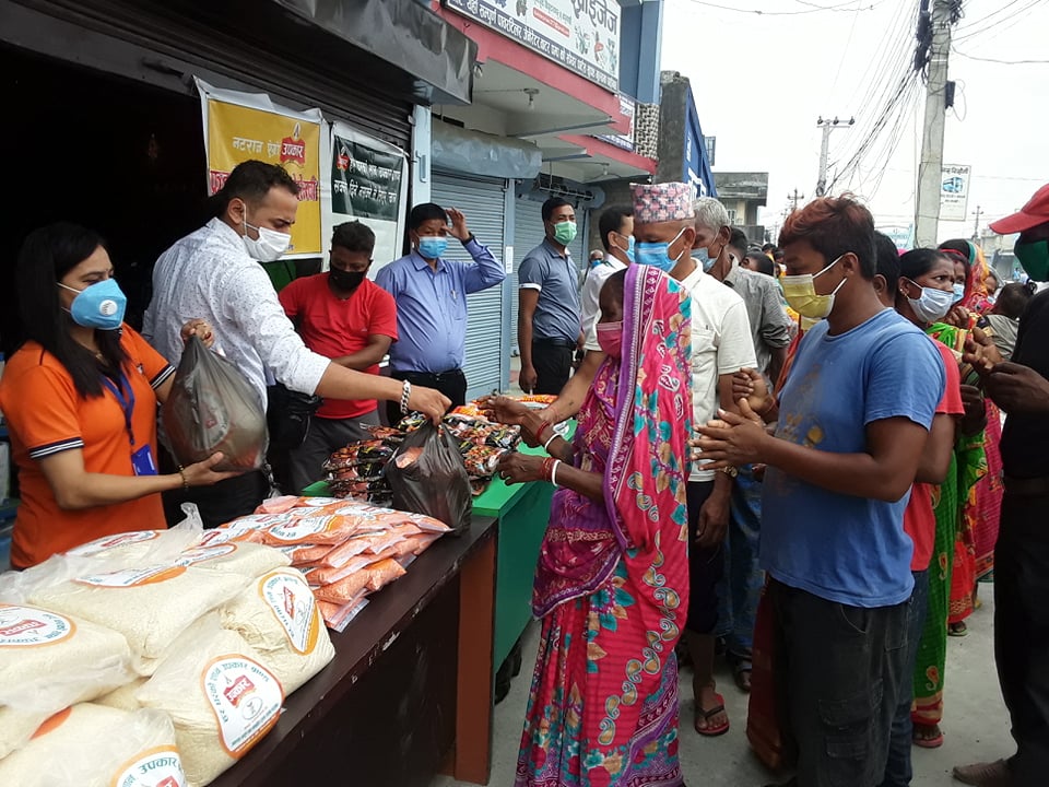 राहतका लागि 'ठेलमठेल'